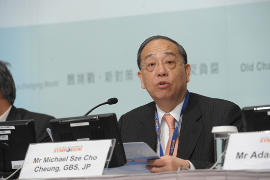 Mr Michael Sze Cho Cheung, GBS, JP (Panel Chair), Chairman, Operations Review Committee, ICAC, Hong Kong, China, introducing members of Plenary Session (2)